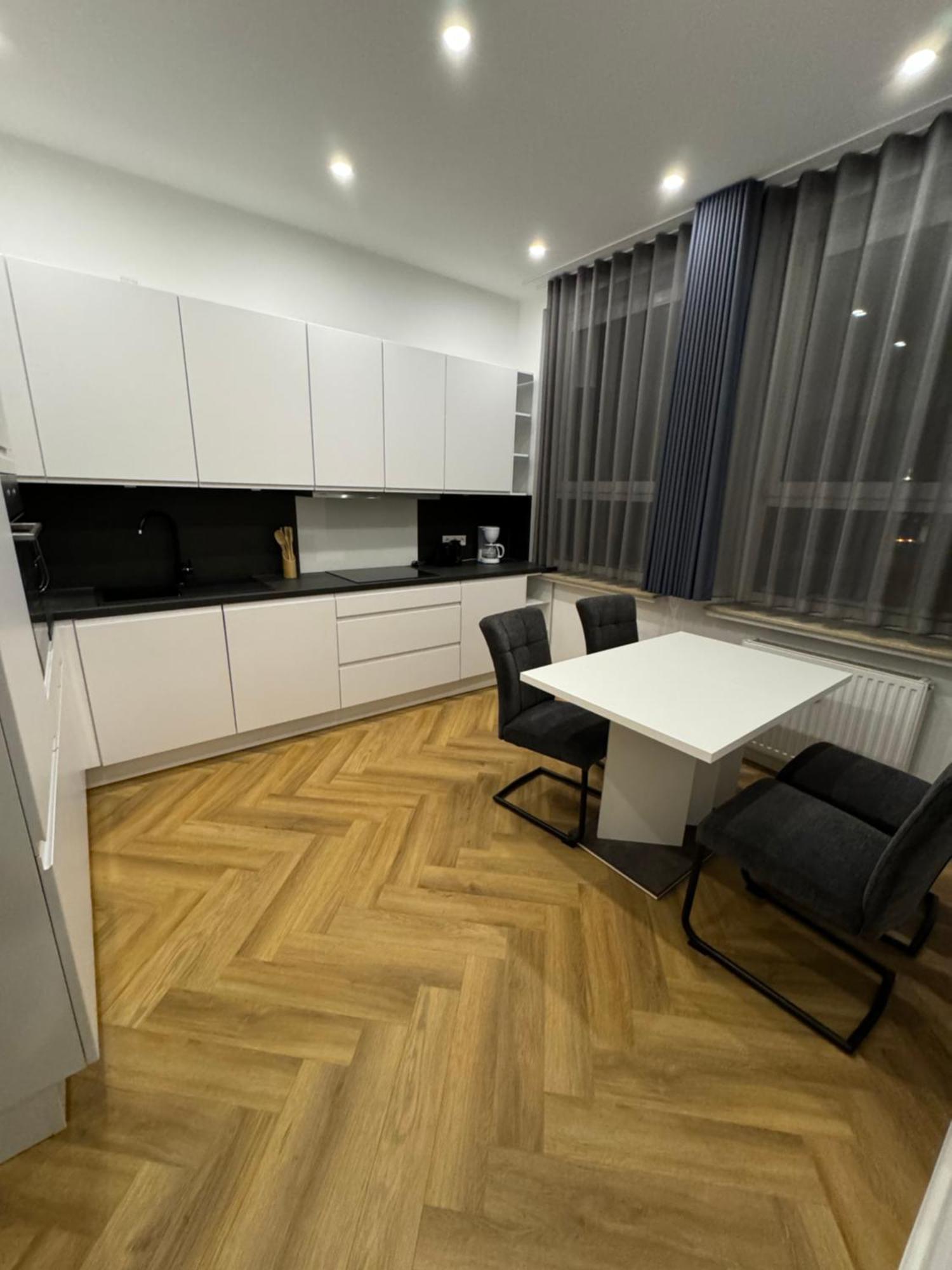 -suite